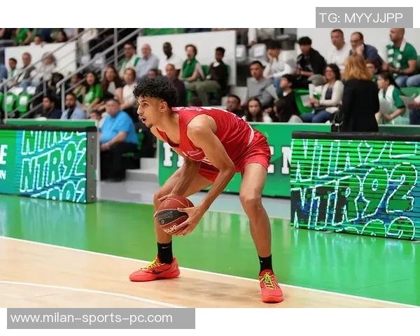 外线火力全开8号秀杰明半场三分命中率高达67贡献12分正负值9 外线火力全开8号秀杰明半场三分命中率高达67贡献12分正负值9